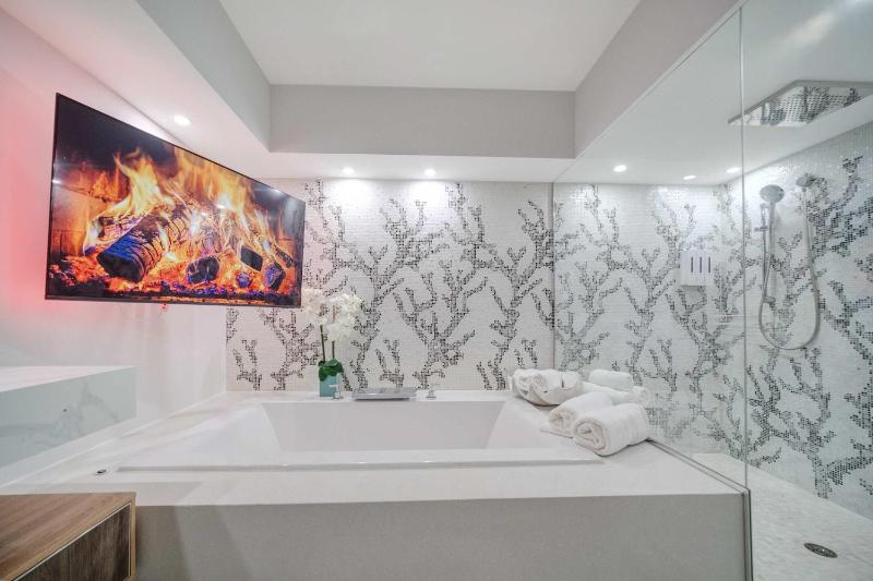 Luxe Oceanfront Penthouse on Ocean Drive So Beach - image 6