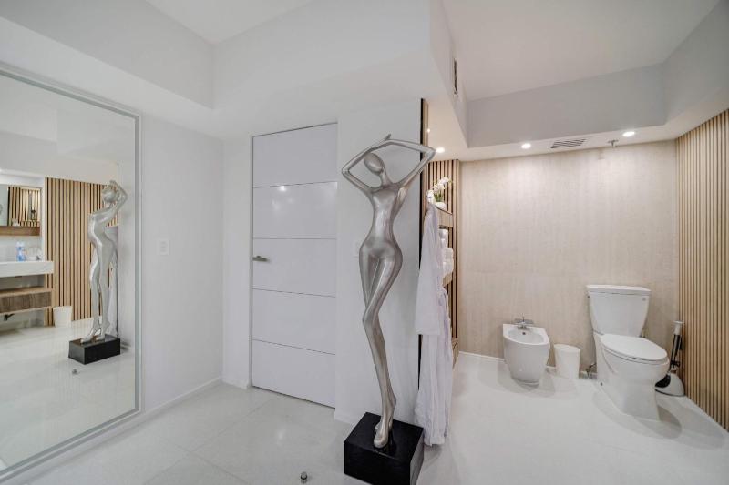 Luxe Oceanfront Penthouse on Ocean Drive So Beach - image 17