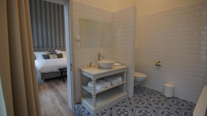 King Room with Bath image 2