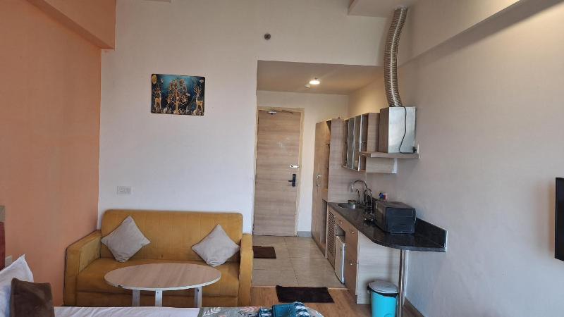 Budget Friendly Escape with skyline- Gaur City - image 12