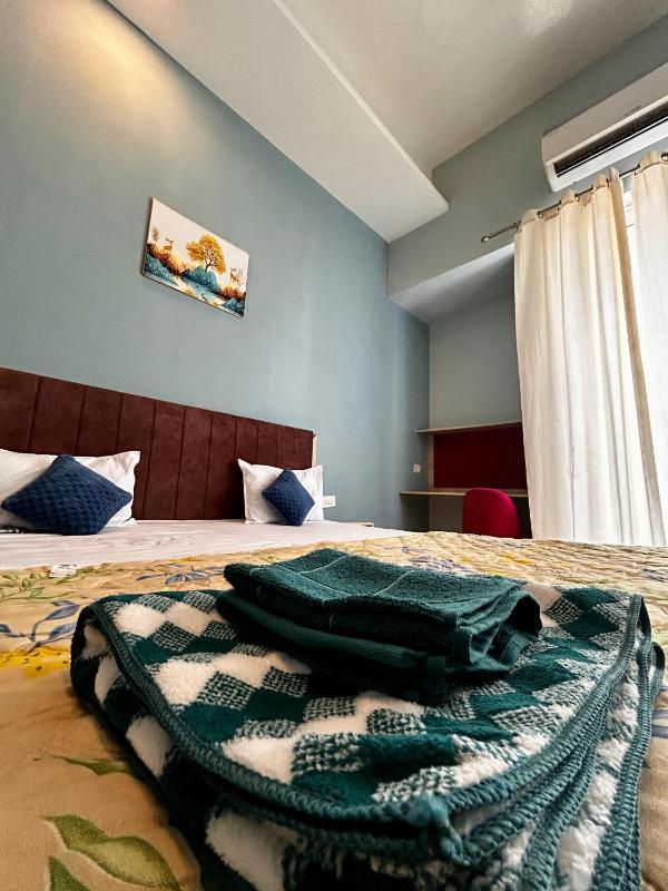 Budget Friendly Escape with skyline- Gaur City - image 15