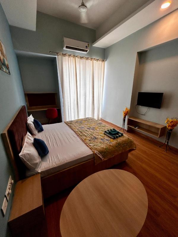 Budget Friendly Escape with skyline- Gaur City - image 13