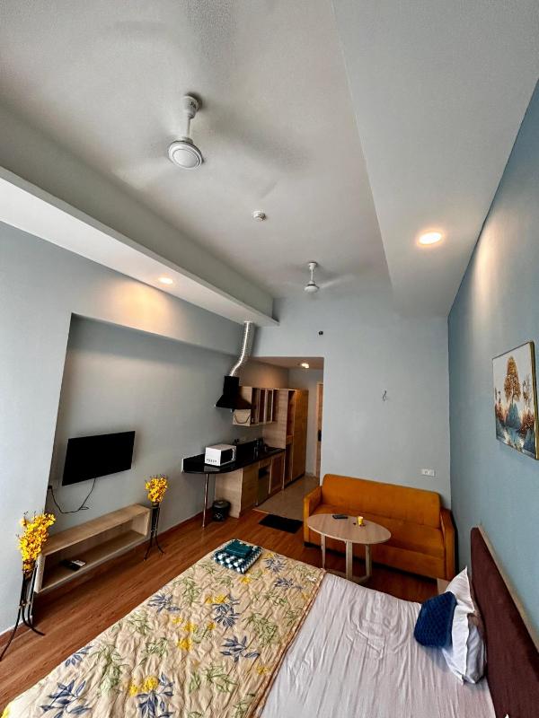 Budget Friendly Escape with skyline- Gaur City - image 2