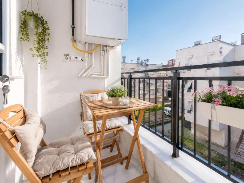 MaxiHomes Elissa Cozy City Center Apartment - image 14