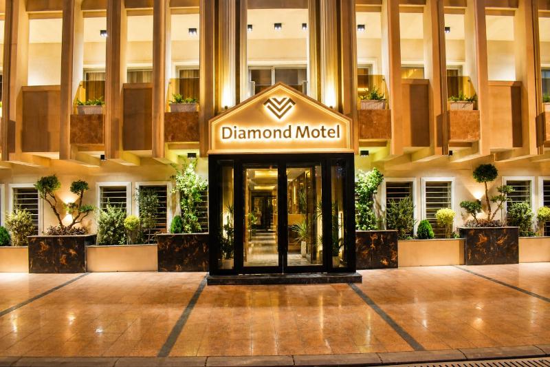 Diamond Motel - image 4