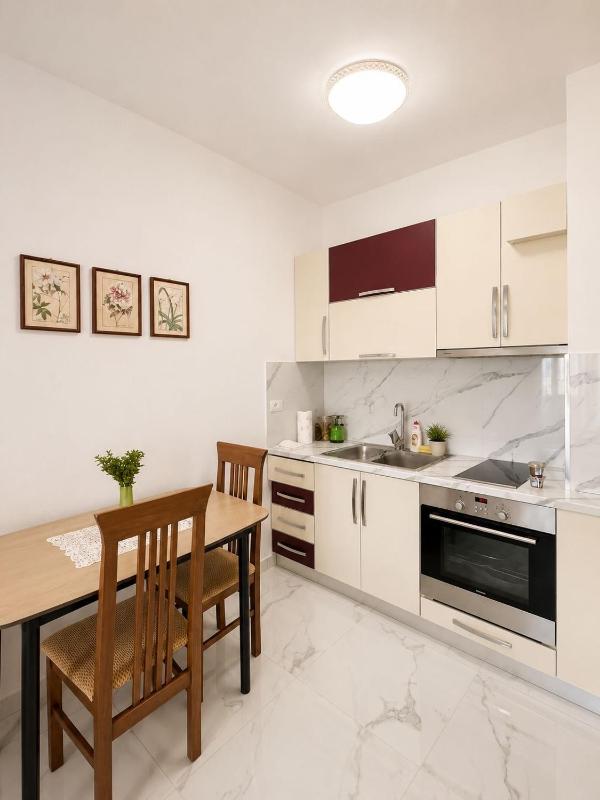 Vlora Seaside Apartments Chris - image 9