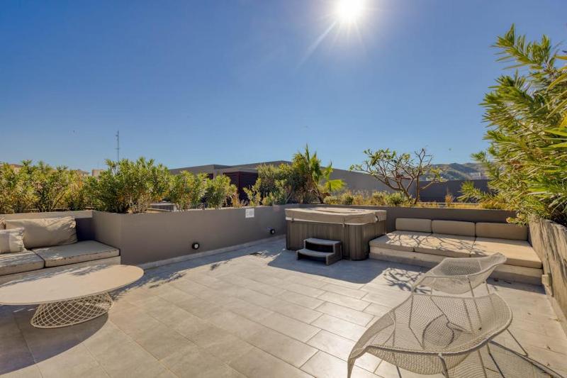 Modern Marina-View Penthouse with Private Hot Tub Pool & Netflix - image 12