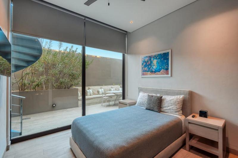 Modern Marina-View Penthouse with Private Hot Tub Pool & Netflix - image 3