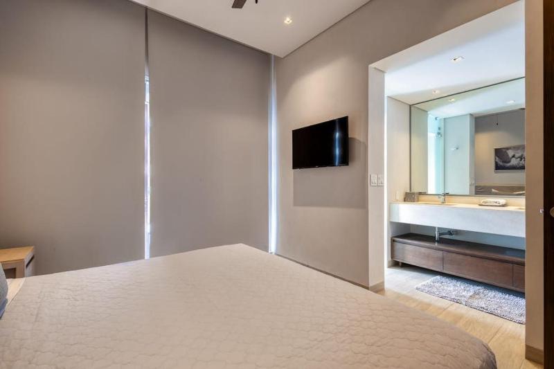 Modern Marina-View Penthouse with Private Hot Tub Pool & Netflix - image 13