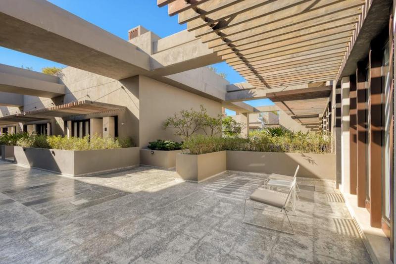 Modern Marina-View Penthouse with Private Hot Tub Pool & Netflix - image 15