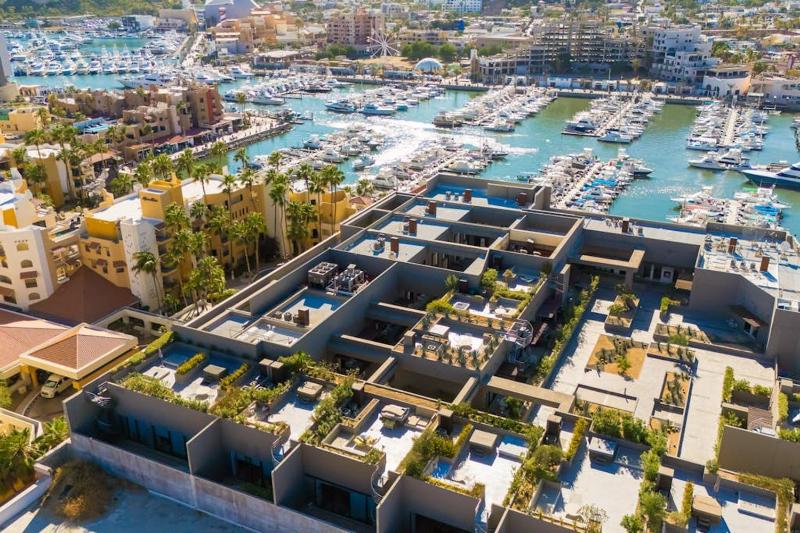 Modern Marina-View Penthouse with Private Hot Tub Pool & Netflix - image 8