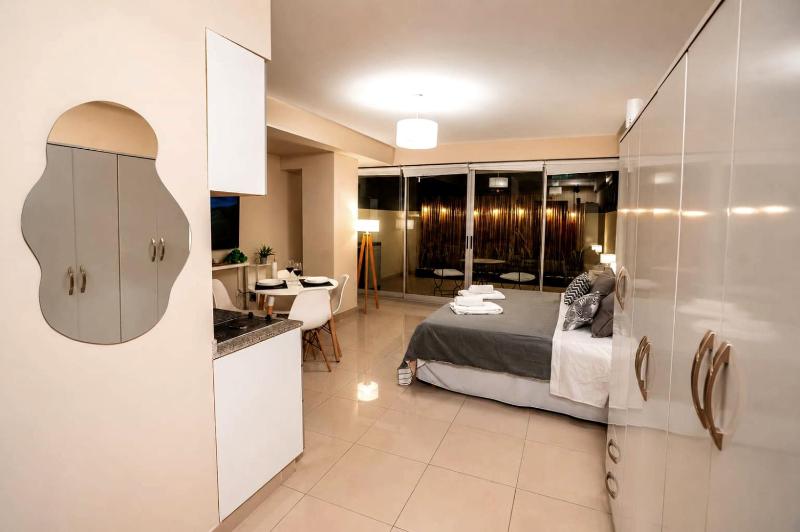 Apart en Belgrano Centro con Pileta y Gym - image 1