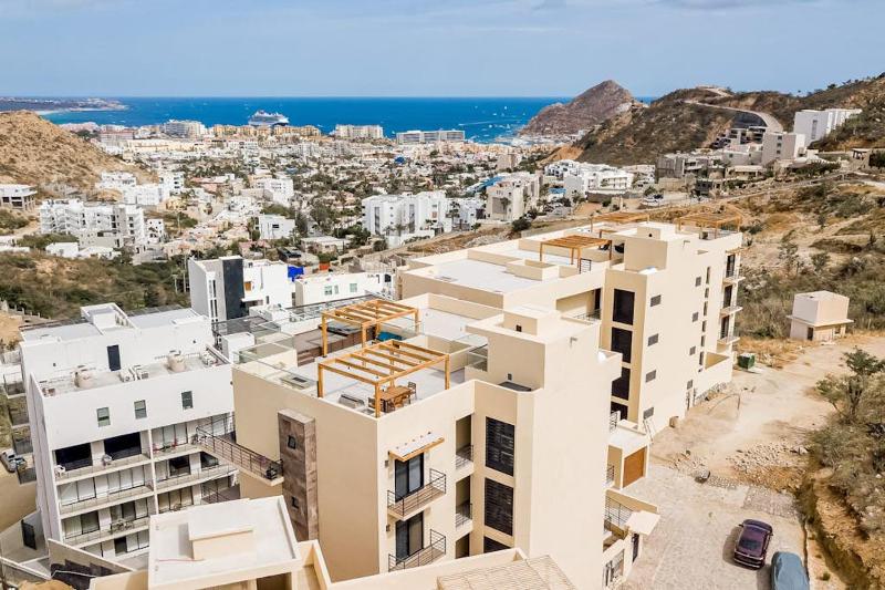 Immaculate Stay with Stunning Views Balcony plus on-site Pool & Gym - image 14