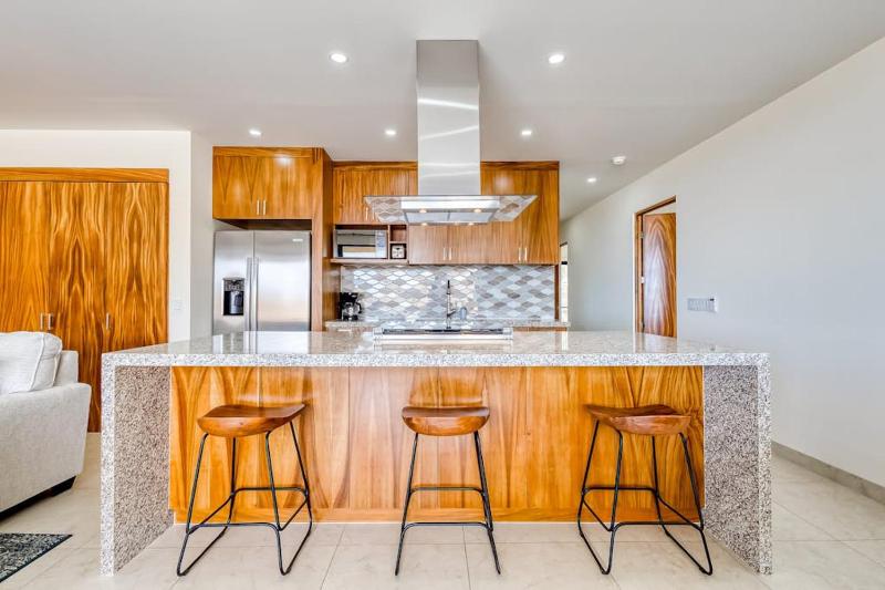 Immaculate Stay with Stunning Views Balcony plus on-site Pool & Gym - image 9