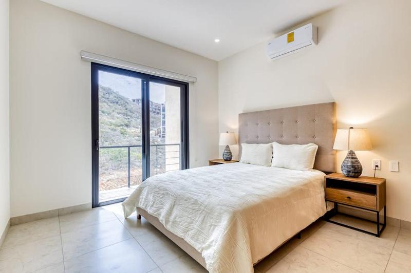 Immaculate Stay with Stunning Views Balcony plus on-site Pool & Gym - image 12
