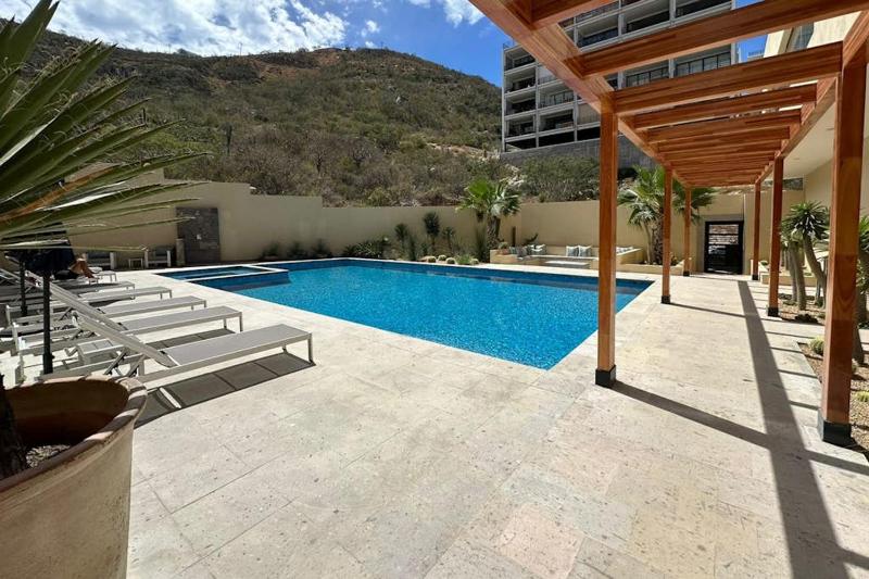 Immaculate Stay with Stunning Views Balcony plus on-site Pool & Gym - image 8