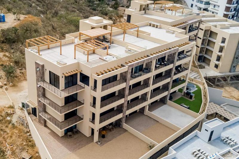 Immaculate Stay with Stunning Views Balcony plus on-site Pool & Gym - image 2