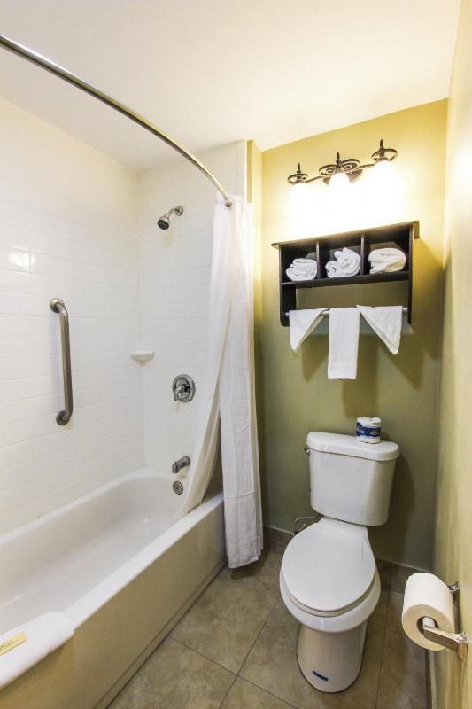 Junior Suite with Three Queen Beds - Non-Smoking image 4