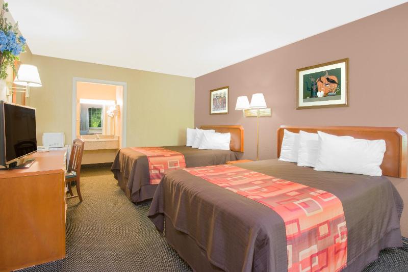 Double Room with Two Double Beds - Smoking image 2
