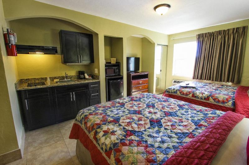 Efficiency Studio with Two Queen Beds - Poolside image 3