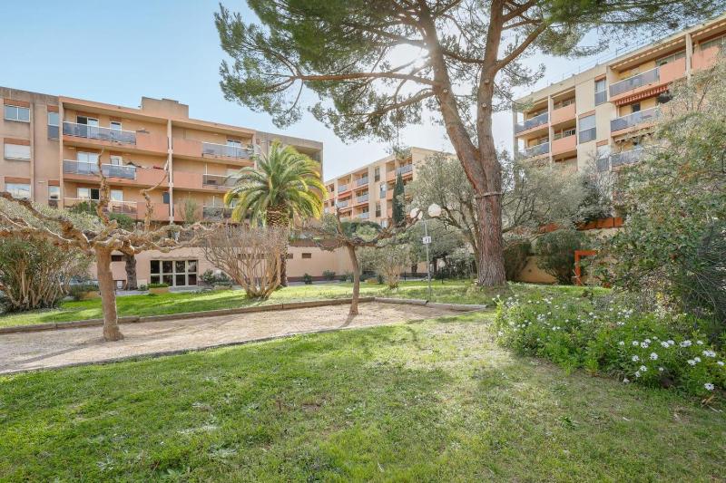 Apartment in Hyères with Swimming Pool and Balcony - image 2