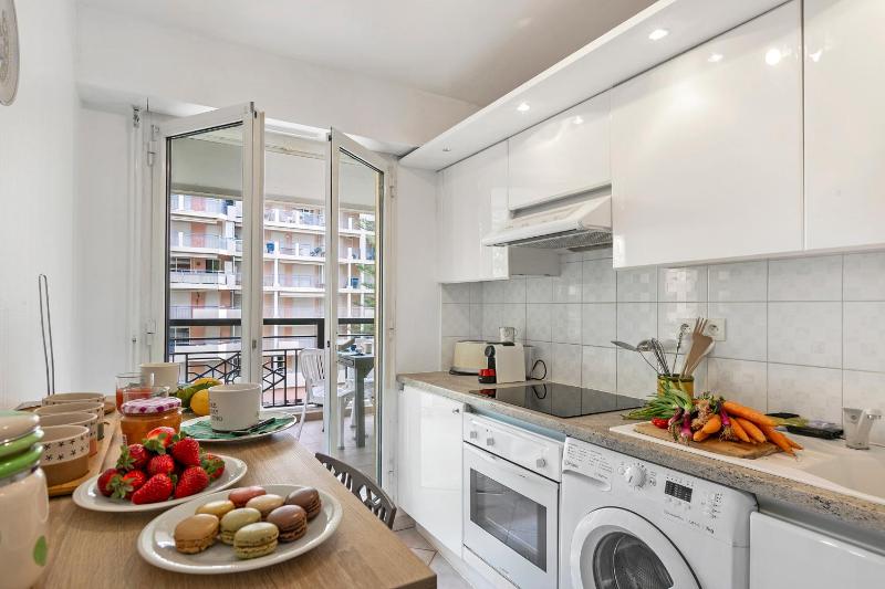Daturas Bright Apt with Balcony - Happy Rentals - image 7