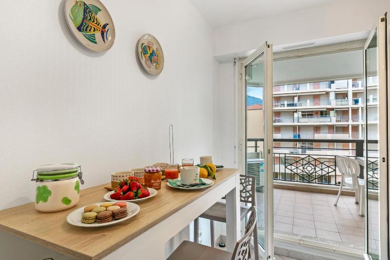 Daturas Bright Apt with Balcony - Happy Rentals - image 23