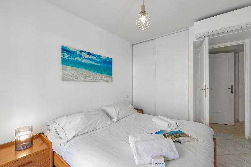 Daturas Bright Apt with Balcony - Happy Rentals - image 19
