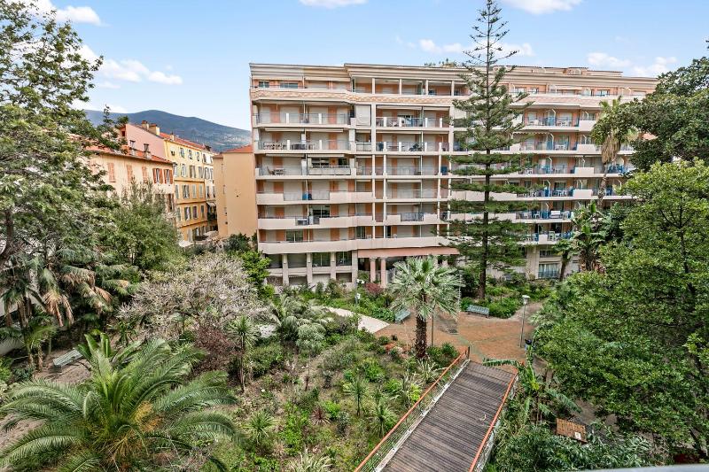 Daturas Bright Apt with Balcony - Happy Rentals - image 9