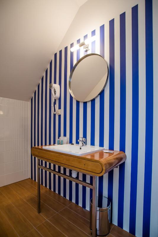 Deluxe Double Room with Balcony image 2