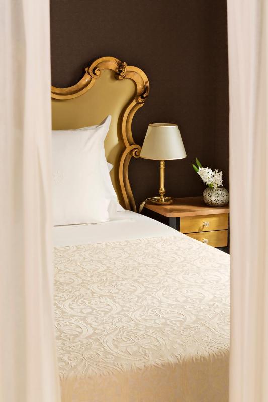 Junior Suite with  Jacuzzi® image 4