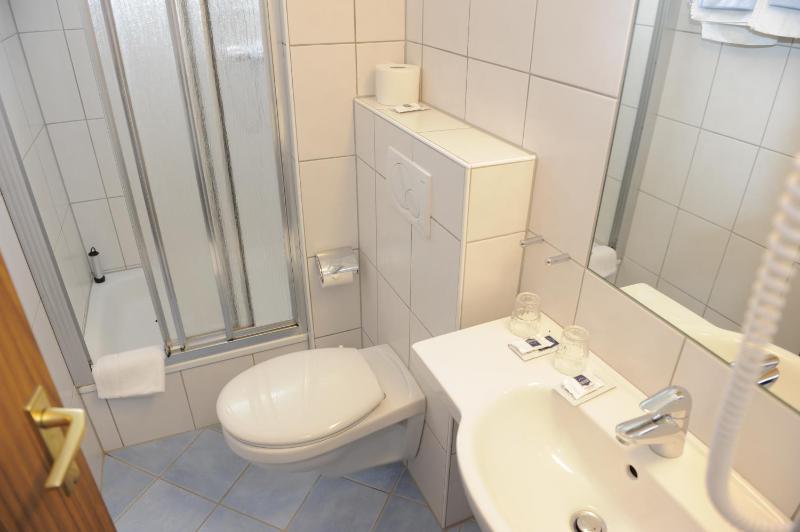 Double Room image 3