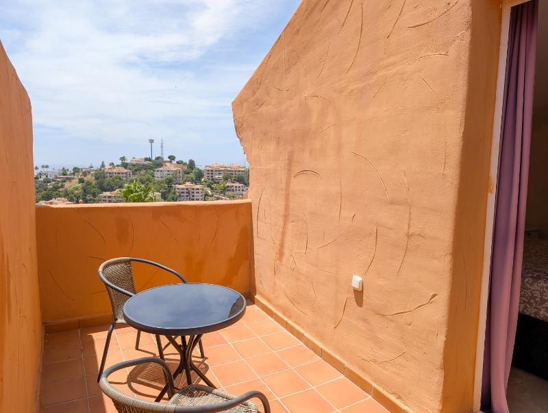 Casa Lila: Sunny 2bed in Marbella - image 11