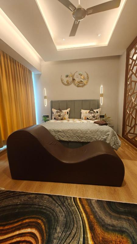 Modern Cozy Couple Friendly Stay with yoga sofa - image 9