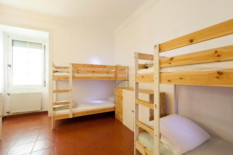 Bed in 6-Bed Mixed Dormitory Room image 4