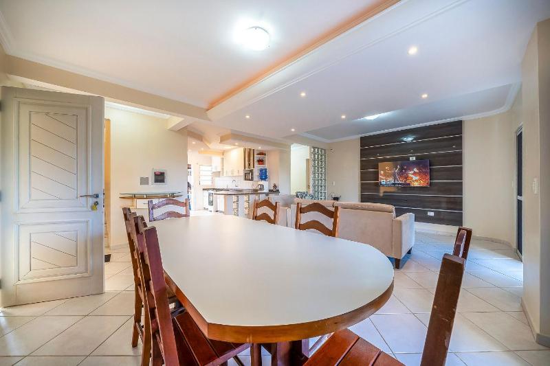 Casa para Temporada na Praia de Mariscal | 4 Quartos Jardim e Espaço Gourmet a Metros do Mar - image 1