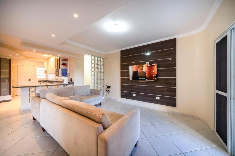Casa para Temporada na Praia de Mariscal | 4 Quartos Jardim e Espaço Gourmet a Metros do Mar - image 7