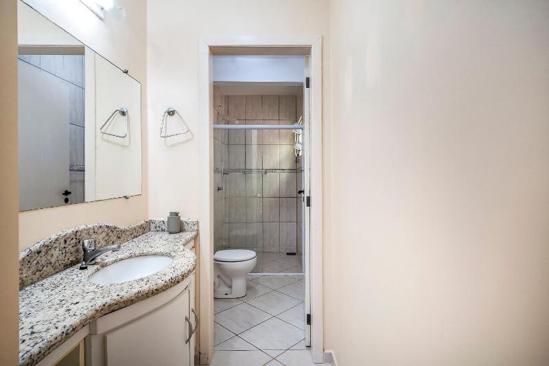 Casa para Temporada na Praia de Mariscal | 4 Quartos Jardim e Espaço Gourmet a Metros do Mar - image 5