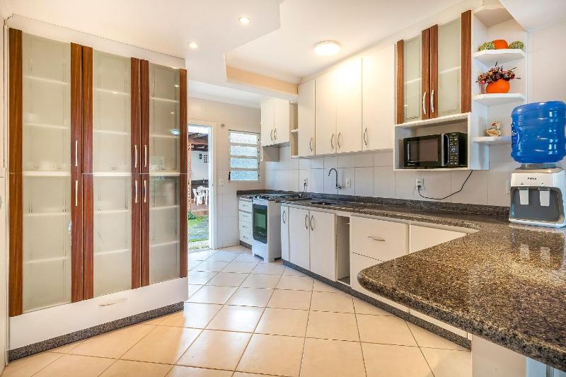 Casa para Temporada na Praia de Mariscal | 4 Quartos Jardim e Espaço Gourmet a Metros do Mar - image 12