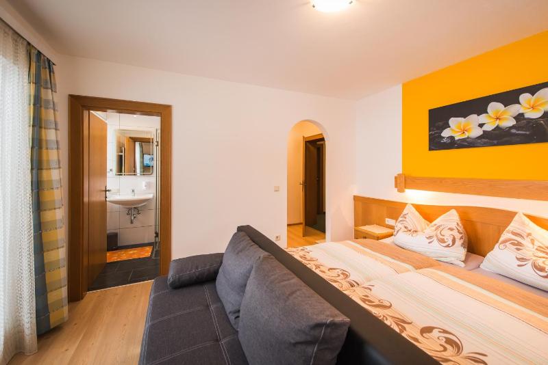 Double Room image 3