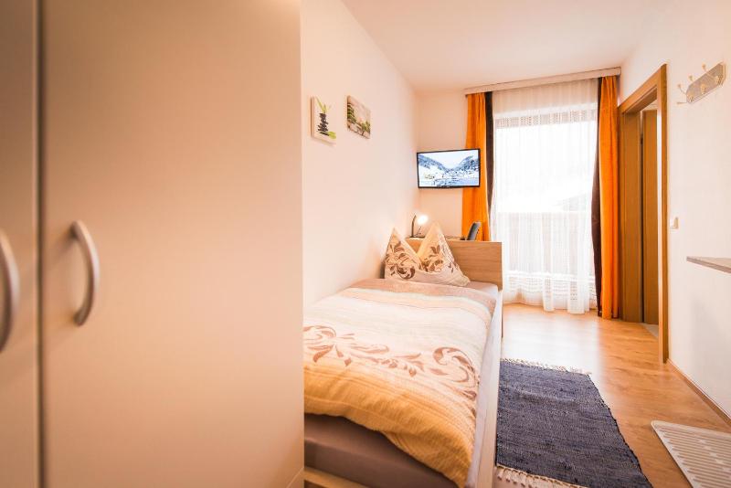 Single Room image 4