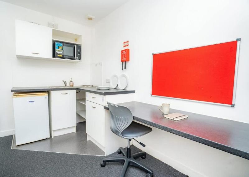 Central Coventry Budget Studio w Gym & Games Room - image 19