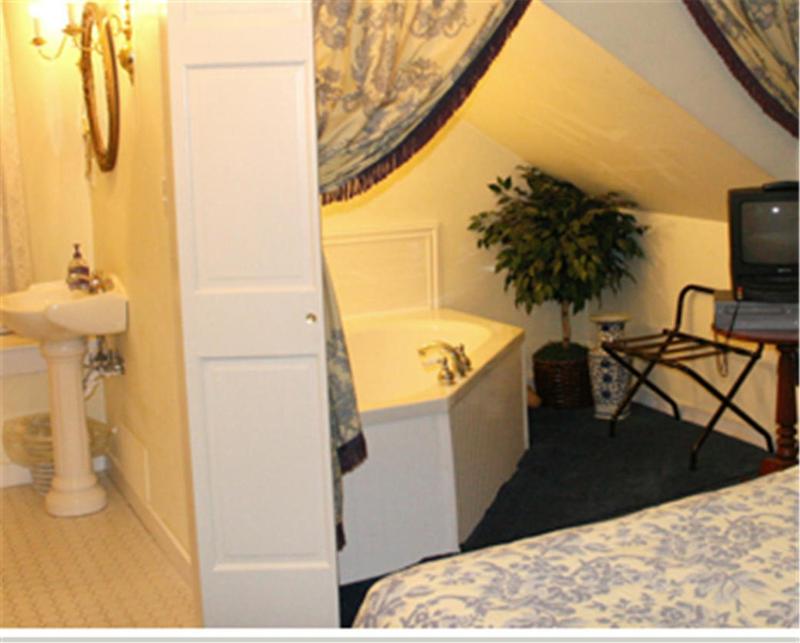 Queen Room with Spa Bath image 4
