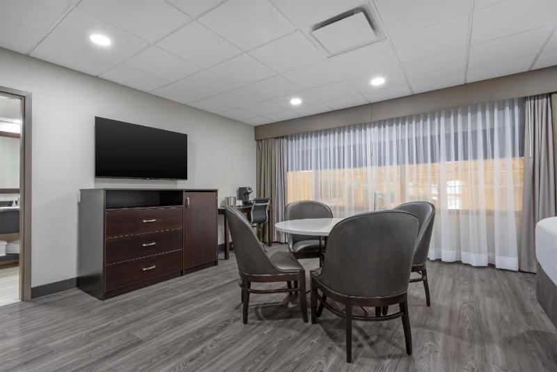 Best Western Plus Port O'Call Hotel - image 10