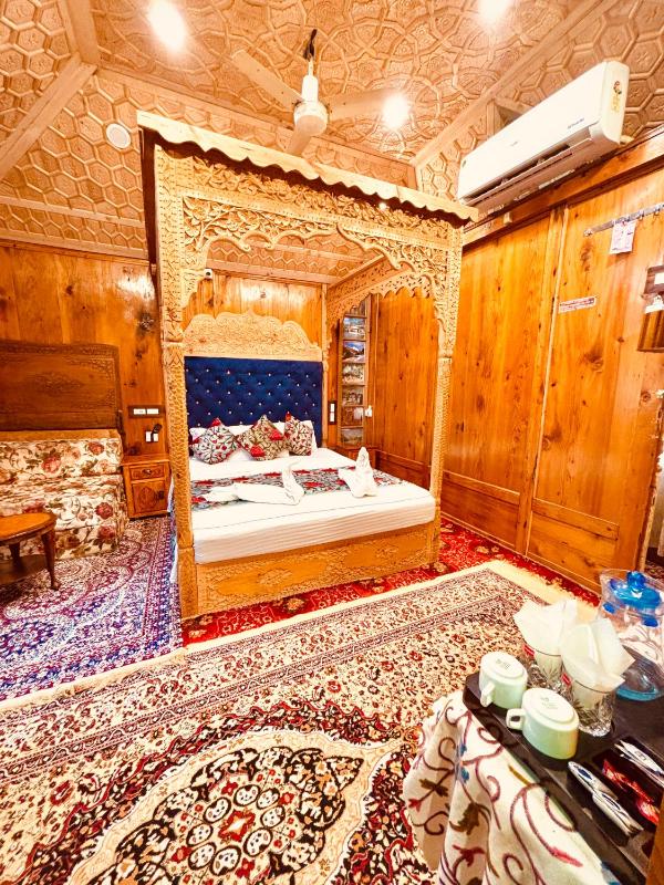 Royal Sovereign Group of Houseboats - image 11