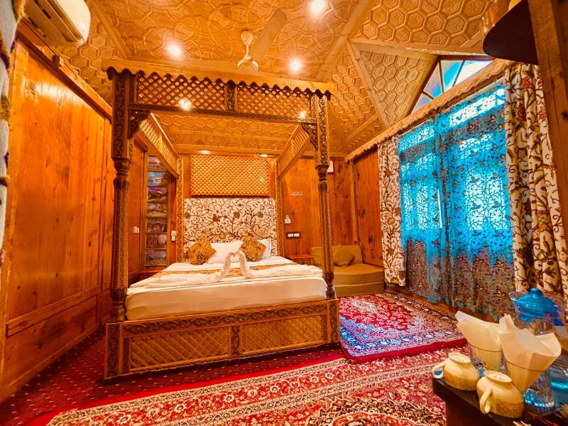 Royal Sovereign Group of Houseboats - image 8