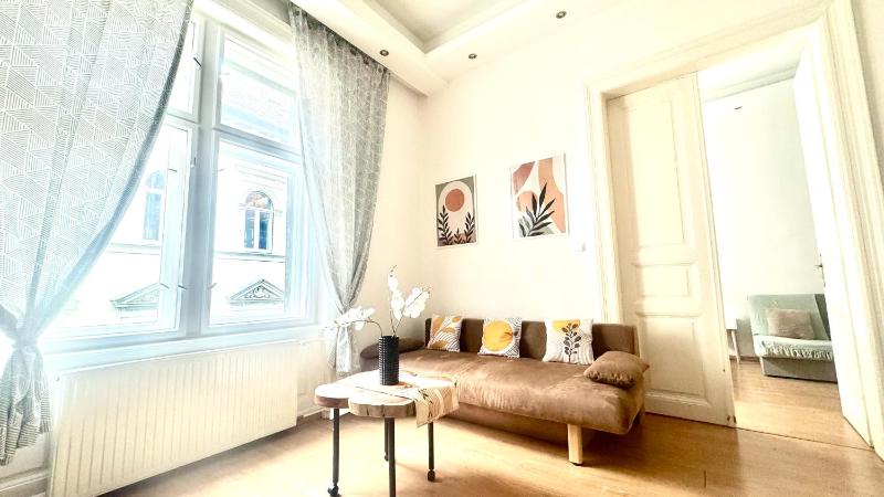 UltraCentral Bohemian Rhapsody - 4room - Steps To Main Attractions - image 2