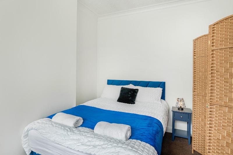 4BR House with free parking near City Centre - image 12