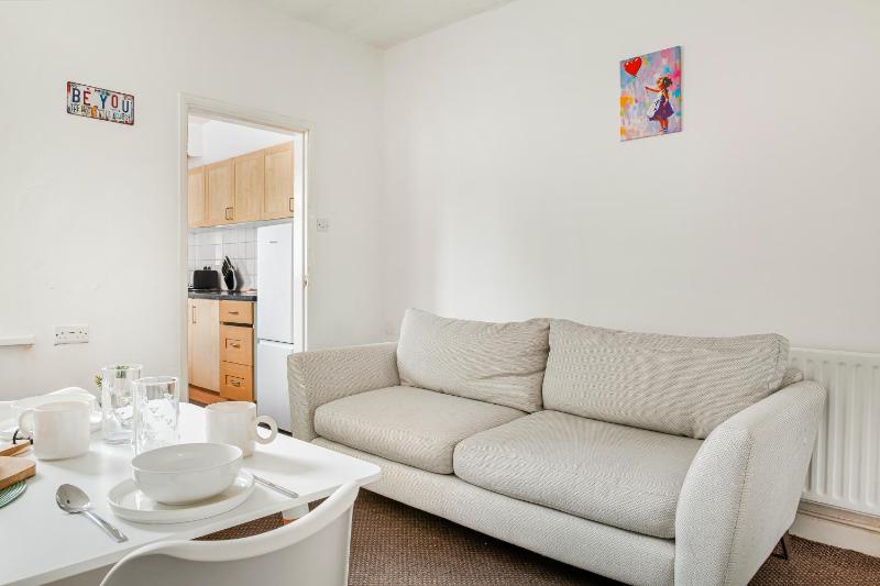 4BR House with free parking near City Centre - image 26