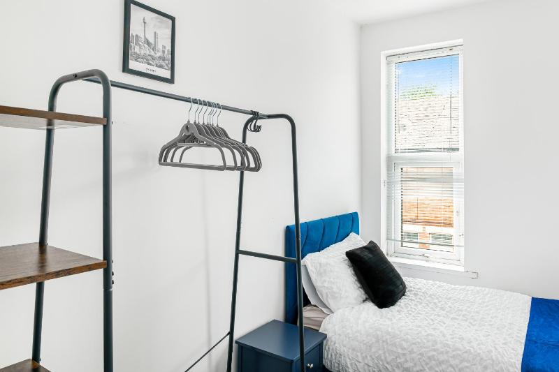 4BR House with free parking near City Centre - image 6